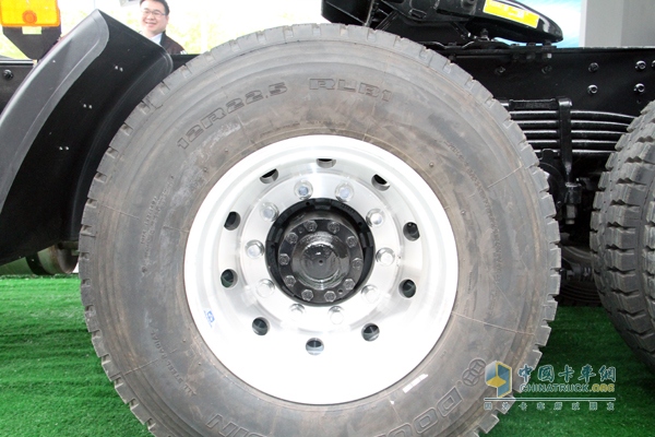 歐曼ETX 6系重卡 380馬力 6X4 LNG牽引車 輪胎