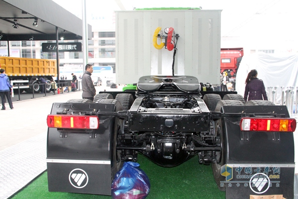 歐曼ETX 6系重卡 380馬力 6X4 LNG牽引車 后臉