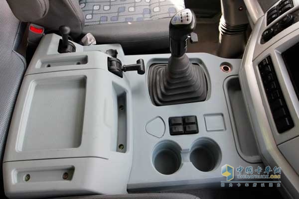 歐曼ETX 6系重卡 380馬力 6X4 LNG牽引車 儲物格