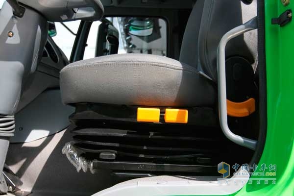 歐曼ETX 6系重卡 380馬力 6X4 LNG牽引車 座椅