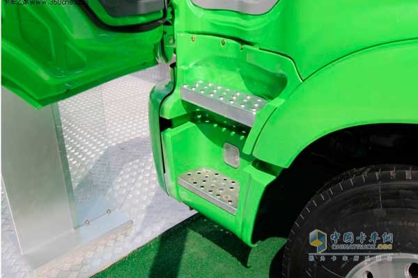 歐曼ETX 6系重卡 380馬力 6X4 LNG牽引車 蹬車梯