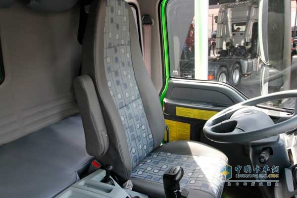 歐曼ETX 6系重卡 380馬力 6X4 LNG牽引車 駕駛室