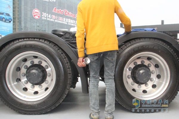 紅巖 杰獅C100暢途版 390馬力 6X4 牽引車 輪胎
