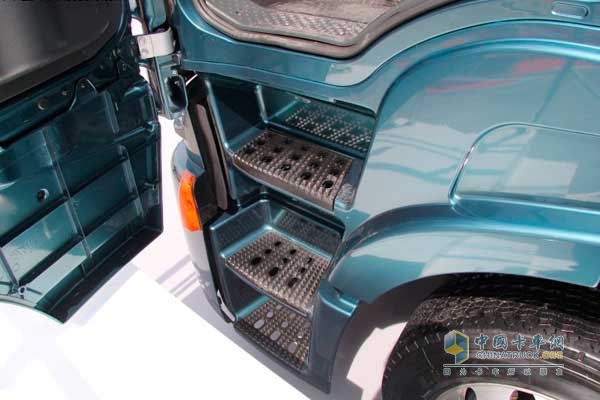 紅巖 杰獅C100暢途版 390馬力 6X4 牽引車 三級(jí)臺(tái)階