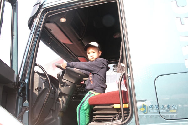 紅巖 杰獅C100暢途版 390馬力 6X4 牽引車 空氣座椅