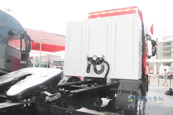 紅巖 杰獅M100 336馬力 6X2 LNG牽引車 儲(chǔ)氣罐
