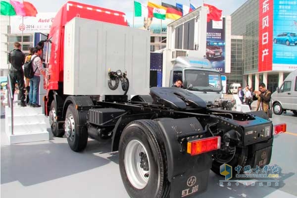 紅巖 杰獅M100 336馬力 6X2 LNG牽引車 后視