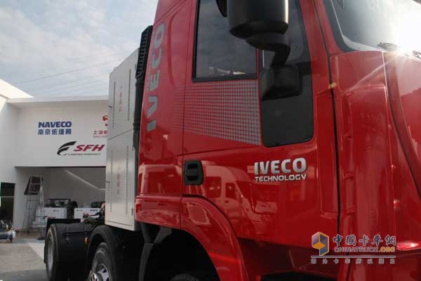 紅巖 杰獅M100 336馬力 6X2 LNG牽引車 