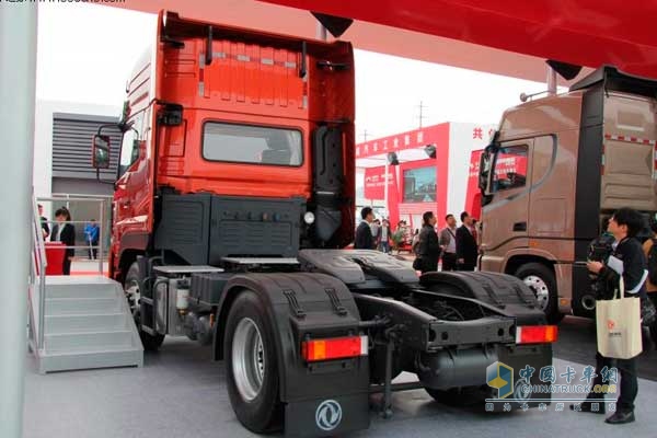 東風(fēng) 天龍重卡 350馬力 4X2 ?；愤\(yùn)輸牽引車(DFL4181A8) 后臉