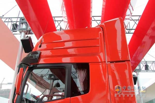 東風(fēng) 天龍重卡 350馬力 4X2 危化品運(yùn)輸牽引車(DFL4181A8) 導(dǎo)流罩