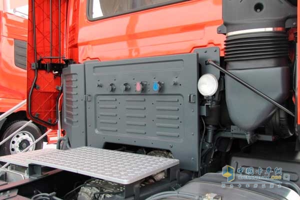 東風(fēng) 天龍重卡 350馬力 4X2 ?；愤\(yùn)輸牽引車(DFL4181A8) 隔爆處理 