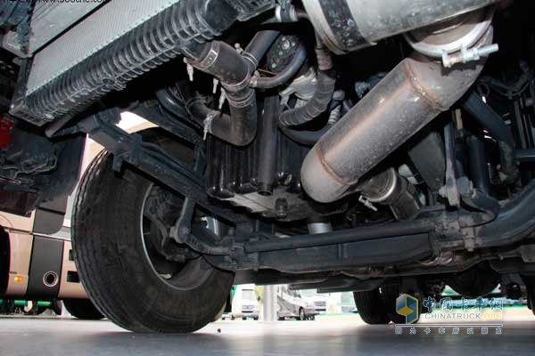 東風(fēng) 天龍重卡 350馬力 4X2 ?；愤\(yùn)輸牽引車(DFL4181A8) 排氣管前置