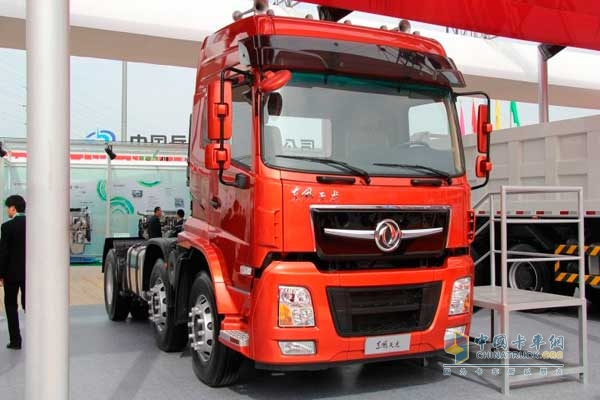 東風(fēng)天龍準(zhǔn)重載 315馬力 6×2 牽引車 正臉
