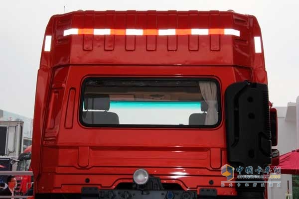 東風(fēng)天龍準(zhǔn)重載 315馬力 6×2 牽引車 導(dǎo)流罩