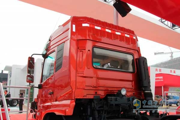 東風(fēng)天龍準(zhǔn)重載 315馬力 6×2 牽引車 導(dǎo)流罩