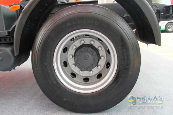 東風(fēng)天龍準(zhǔn)重載 315馬力 6×2 牽引車 輪胎