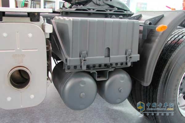 東風(fēng)天龍準(zhǔn)重載 315馬力 6×2 牽引車 制動儲氣罐