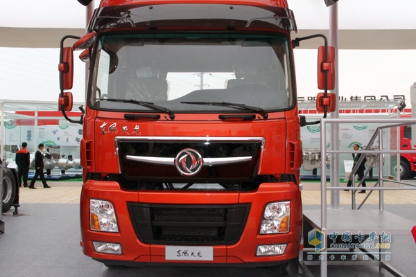 東風(fēng)天龍準(zhǔn)重載 315馬力 6×2 牽引車 正臉