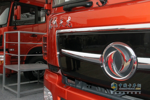 東風(fēng)天龍準(zhǔn)重載 315馬力 6×2 牽引車 標(biāo)志