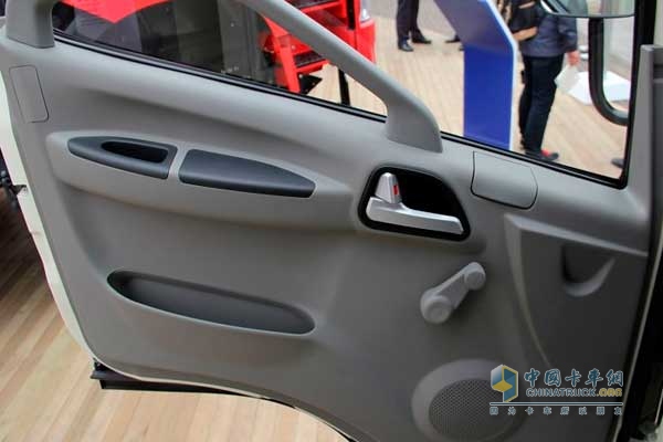 一汽解放 J6F 130馬力 廂式輕卡 車門