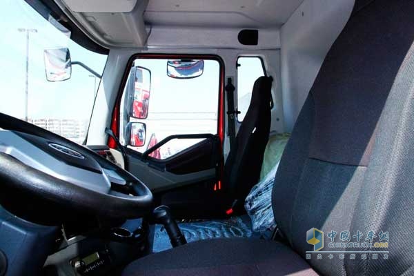 解放 J6P重卡 350馬力 6X4 LNG自卸車(chē) 駕駛室空間