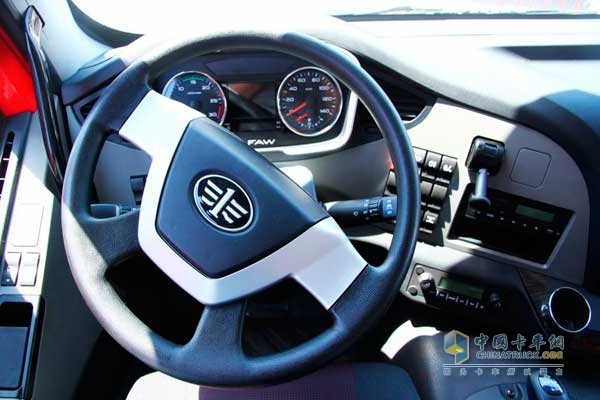 解放 J6P重卡 350馬力 6X4 LNG自卸車(chē) 方向盤(pán)