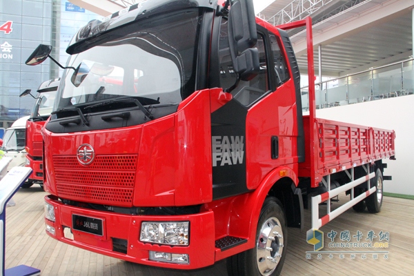 解放 J6L中卡 180馬力 4X2 LNG載貨車 正臉