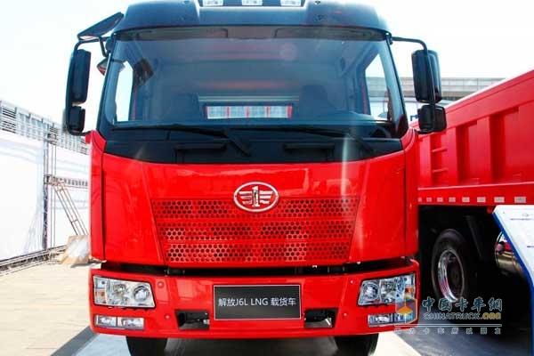 解放 J6L中卡 180馬力 4X2 LNG載貨車 正臉