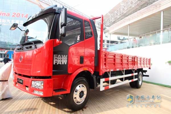 解放 J6L中卡 180馬力 4X2 LNG載貨車 側(cè)臉