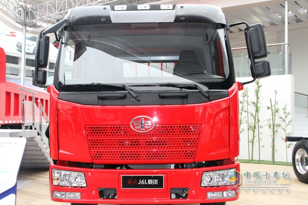解放 J6L中卡 180馬力 4X2 LNG載貨車 正臉