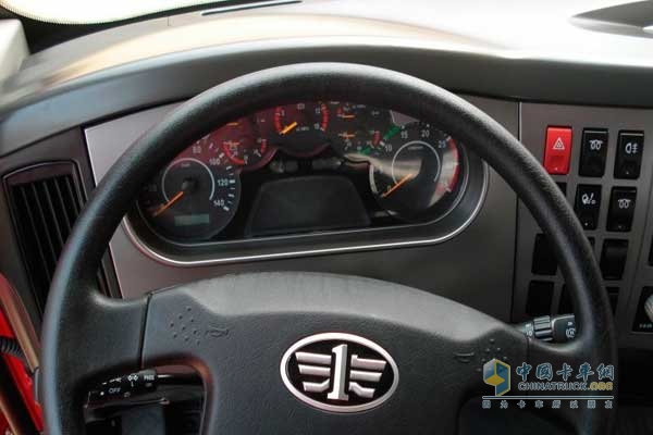 一汽解放 J6L4×2壓縮式垃圾車底盤 方向盤