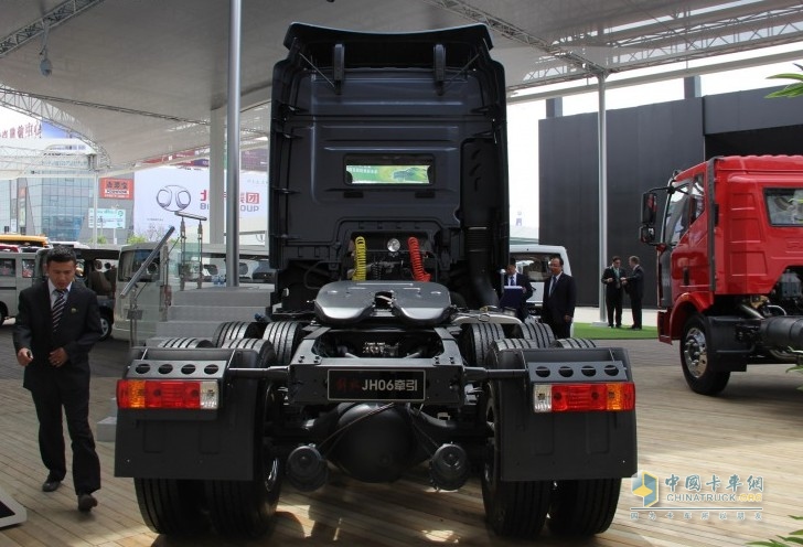 一汽解放 JH06重卡 370馬力 6X4 牽引車后視圖 