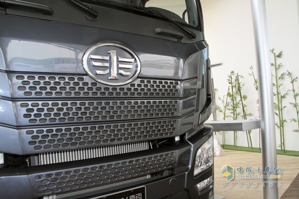 一汽解放 JH06重卡 370馬力 6X4 牽引車 LOGO 