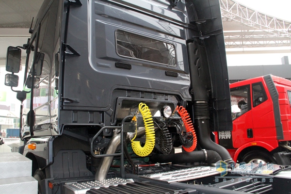 一汽解放 JH06重卡 370馬力 6X4 牽引車 擋風板