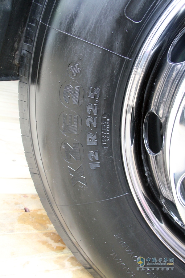 一汽解放 JH06重卡 370馬力 6X4 牽引車