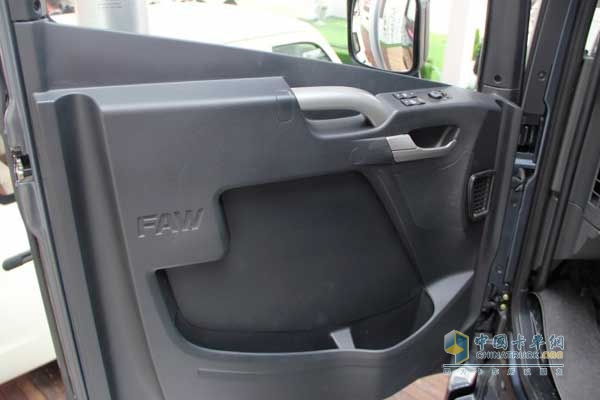 一汽解放 JH06重卡 370馬力 6X4 牽引車 車門