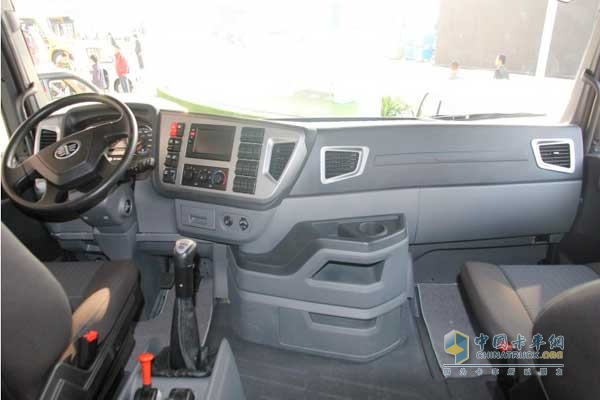 一汽解放 JH06重卡 370馬力 6X4 牽引車 平地板駕駛室