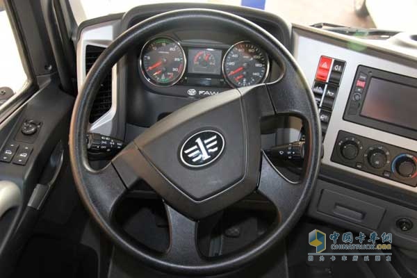 一汽解放 JH06重卡 370馬力 6X4 牽引車 方向盤