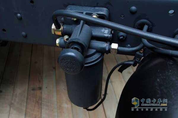 一汽通用 F330速豹 130馬力 輕卡（二類底盤） 燃油濾清器
