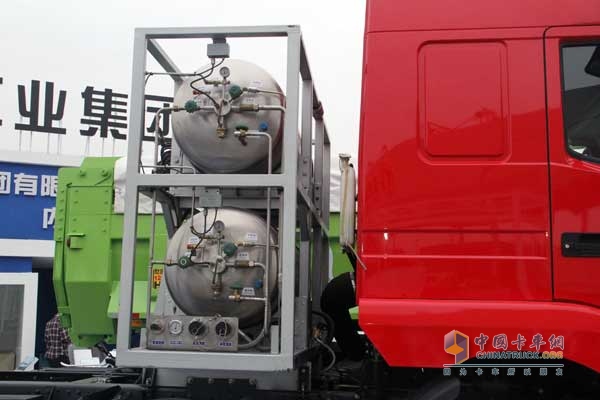 北奔 V3M重卡 336馬力 6X2 LNG牽引車