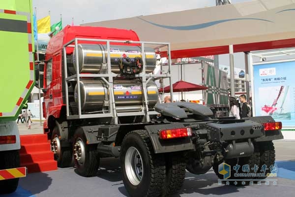 北奔 V3M重卡 336馬力 6X2 LNG牽引車