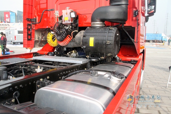 大運 N9重卡 430馬力 6X4 牽引車 油箱