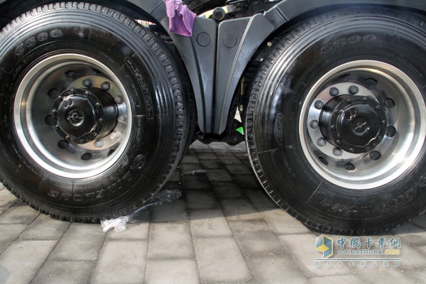 大運 N9重卡 430馬力 6X4 牽引車 輪胎