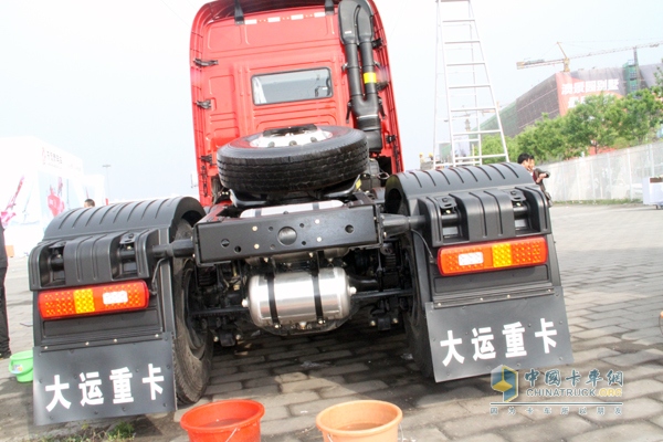 大運 N9重卡 430馬力 6X4 牽引車 后視圖