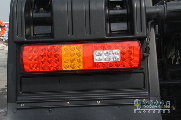 大運 N9重卡 430馬力 6X4 牽引車 尾燈