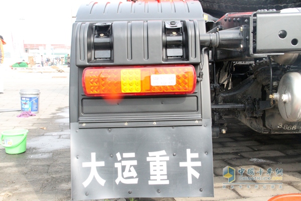 大運 N9重卡 430馬力 6X4 牽引車 標(biāo)識