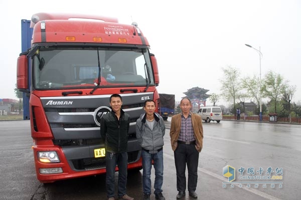 范宏鑫、范宏彪兄弟（左中）與歐曼GTL 6×4國Ⅳ半掛牽引車