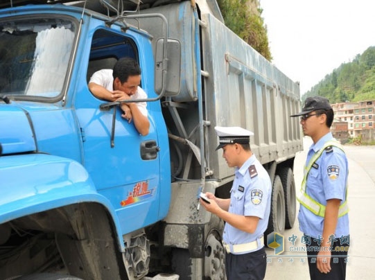 定或不定時(shí)檢查 海南加強(qiáng)道路運(yùn)輸監(jiān)管