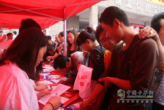 福田康明斯成都推薦會(huì)現(xiàn)場(chǎng)，司機(jī)朋友在填寫問(wèn)卷