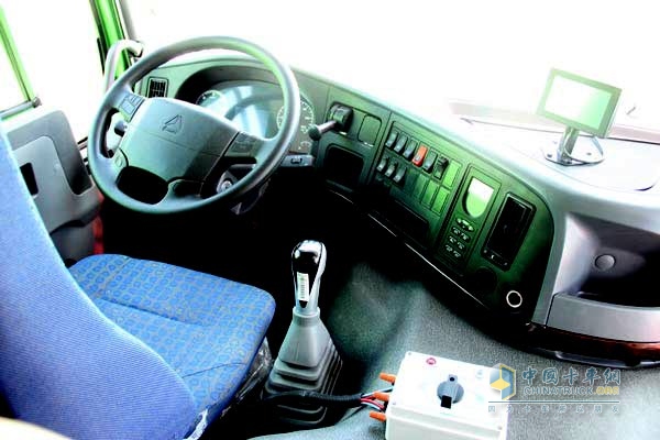 HOWO新型城市渣土車(chē)駕駛室